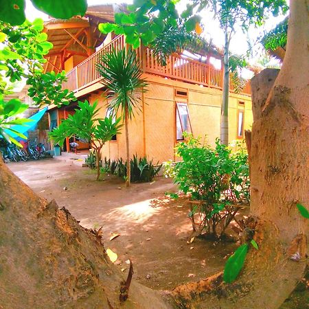 Lima Bintang Hotel Джили Трауанган Екстериор снимка