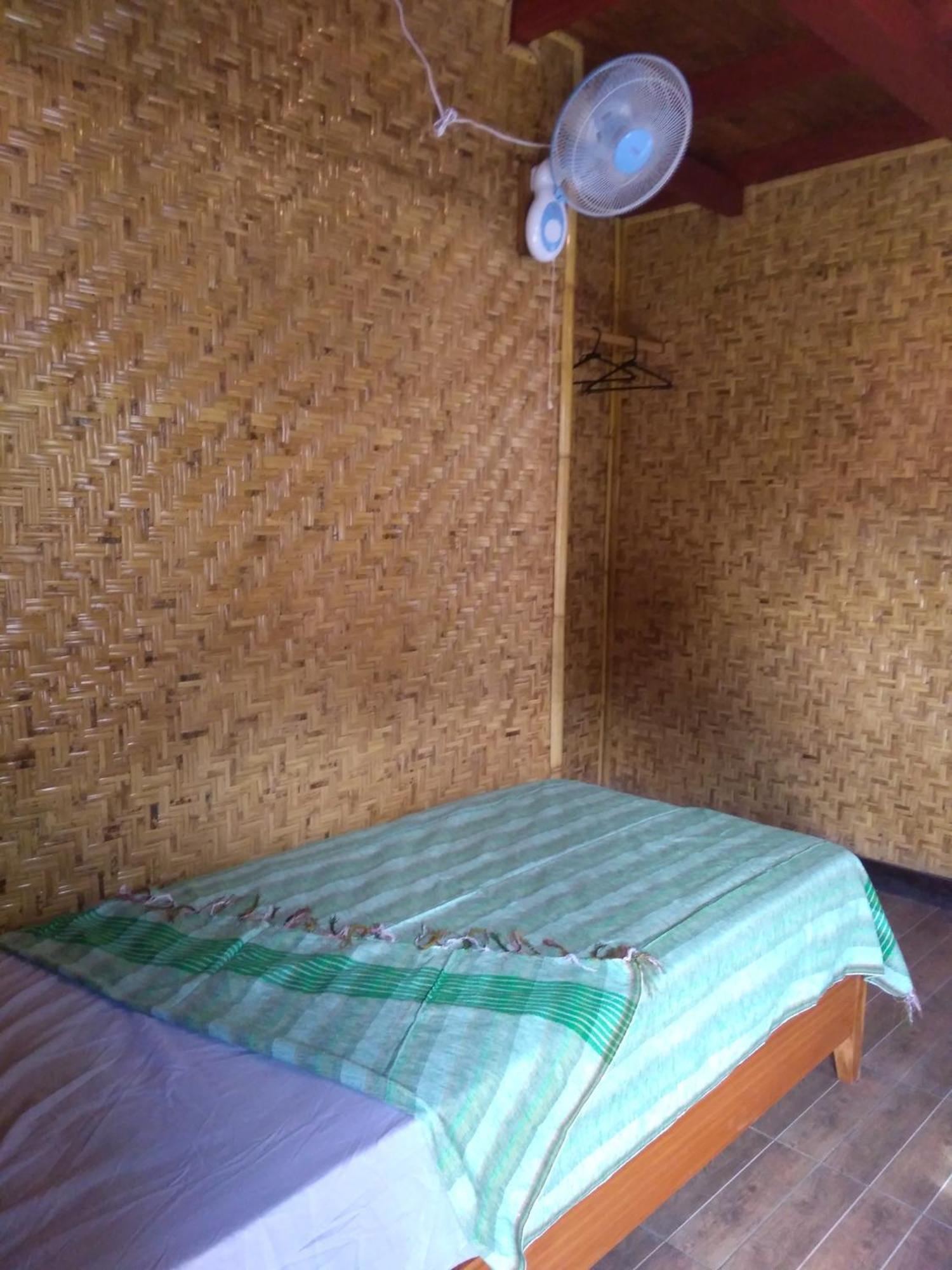 Lima Bintang Hotel Джили Трауанган Стая снимка
