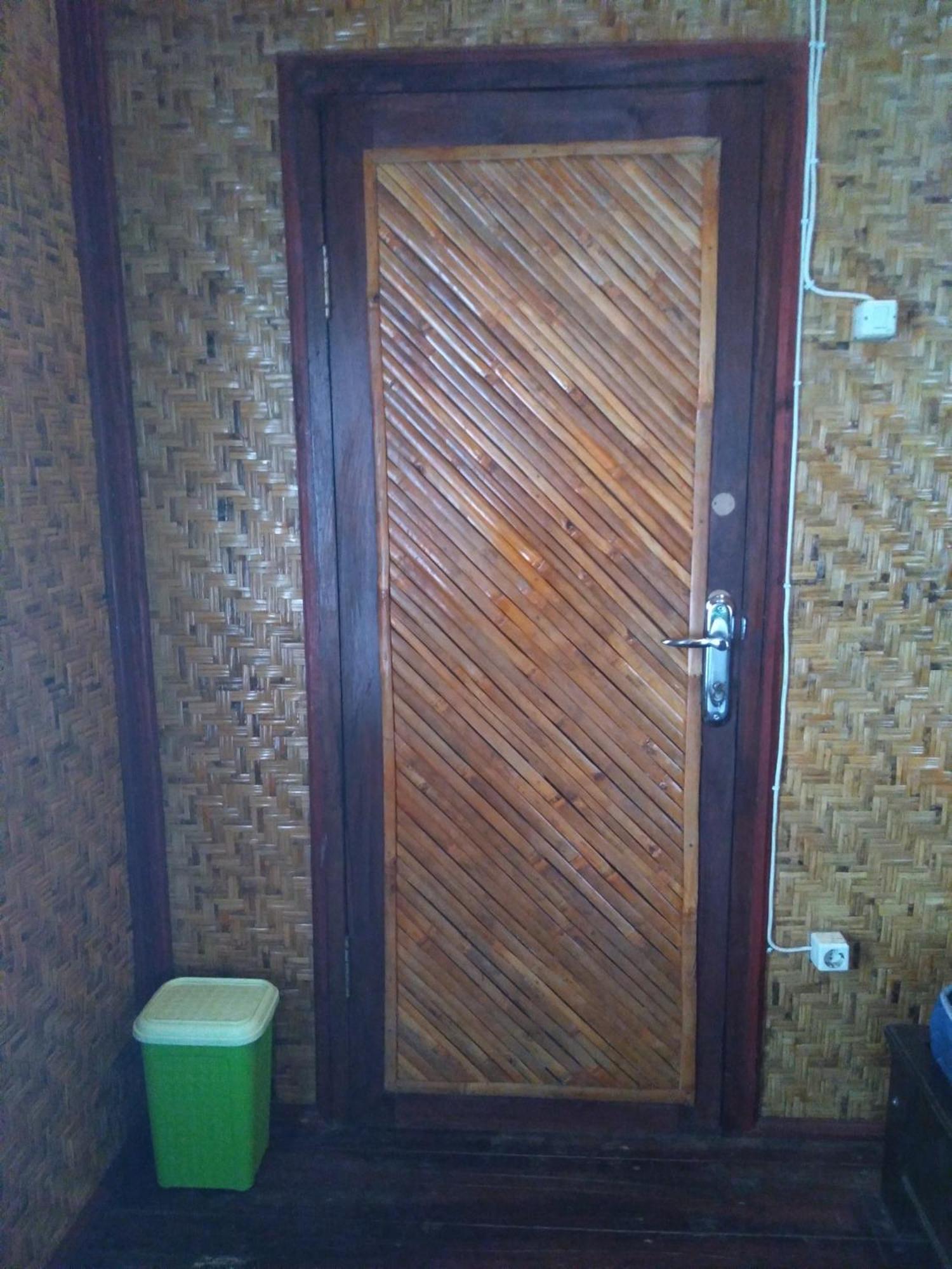 Lima Bintang Hotel Джили Трауанган Стая снимка
